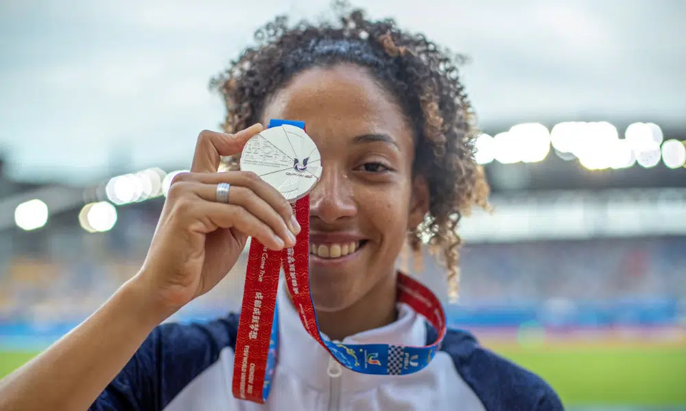 Marlene Santos com medalha nos Jogos Mundiais Universitários de Chengdu