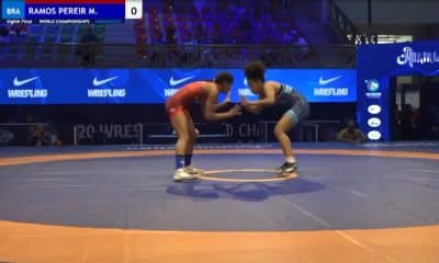 Mayara Ramos, que está à direita da imagem e veste traje azul, luta contra rival na estreia do Mundial Sub-20 de Wrestlig