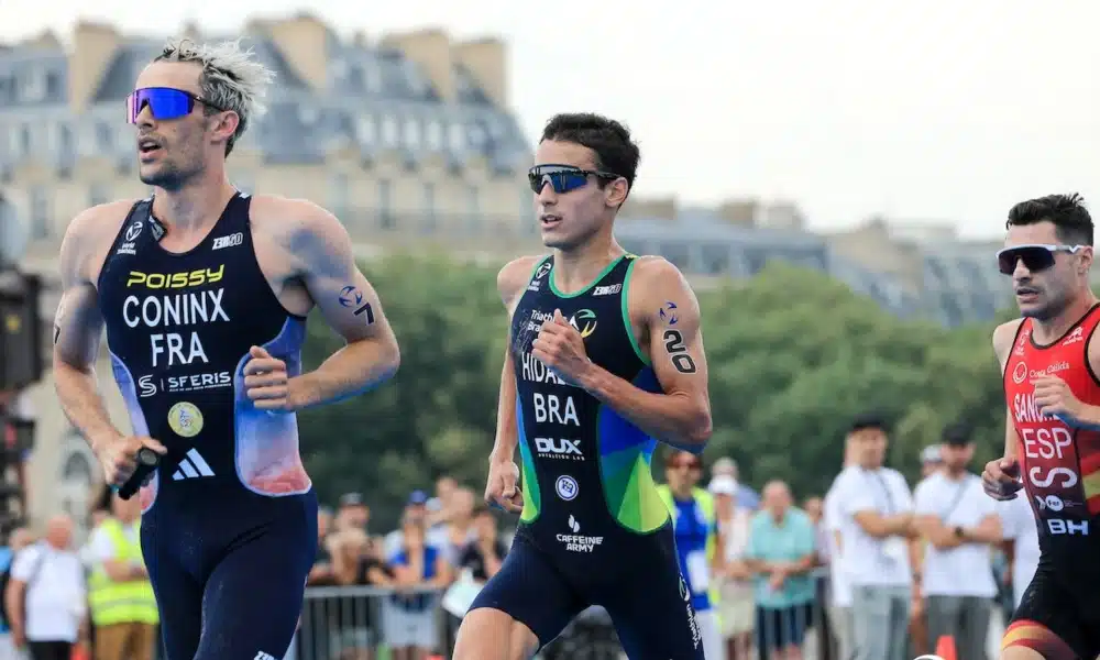 Miguel Hidalgo na prova de corrida durante o evento-teste do triatlo em Paris