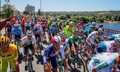 Na imagem, Nícolas Sessler, de verde escuro, no meio do pelotão em Portugal.