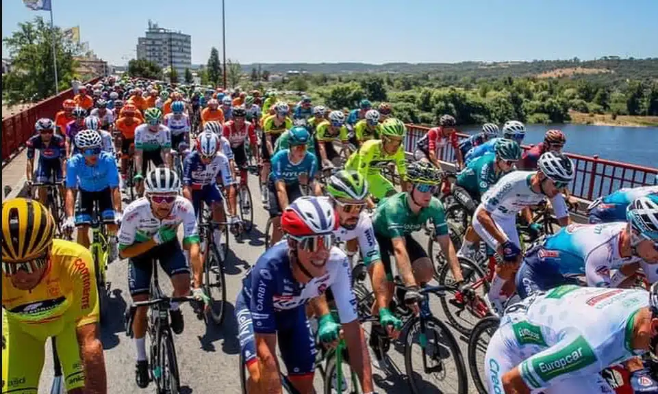 Na imagem, Nícolas Sessler, de verde escuro, no meio do pelotão em Portugal.