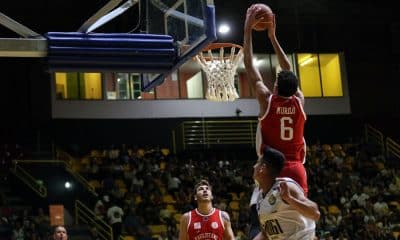 Na imagem, jogador do Paulistano enterrando a bola na cesta do Mogi.