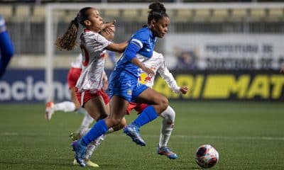 Na imagem, disputa pela bola entre jogadora do Red Bull Bragantino e do São José, na última rodada do Paulistão.