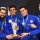 Na imagem, atletas do Pinheiros com o troféu de campeão.