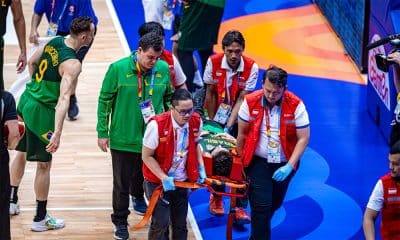Na imagem, Raulzinho carregado na maca após a lesão no joelho.