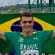 Renan Gallina sorri com bandeira do Brasil em suas costas após a final do Pan Sub-20 de atletismo