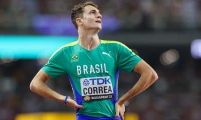 Renan Galinna olha para o placar eletrônico após semifinal dos 200m rasos no Campeonato Mundial de Atletismo de Budapeste