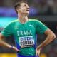 Renan Galinna olha para o placar eletrônico após semifinal dos 200m rasos no Campeonato Mundial de Atletismo de Budapeste