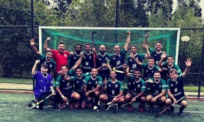 Na imagem, time do Rio Hockey reunidos em frente ao gol.