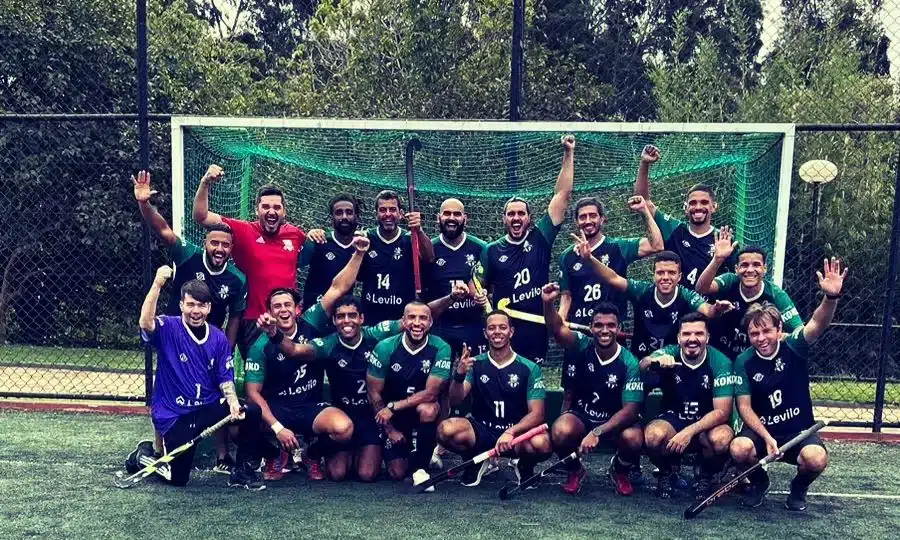 Na imagem, time do Rio Hockey reunidos em frente ao gol.
