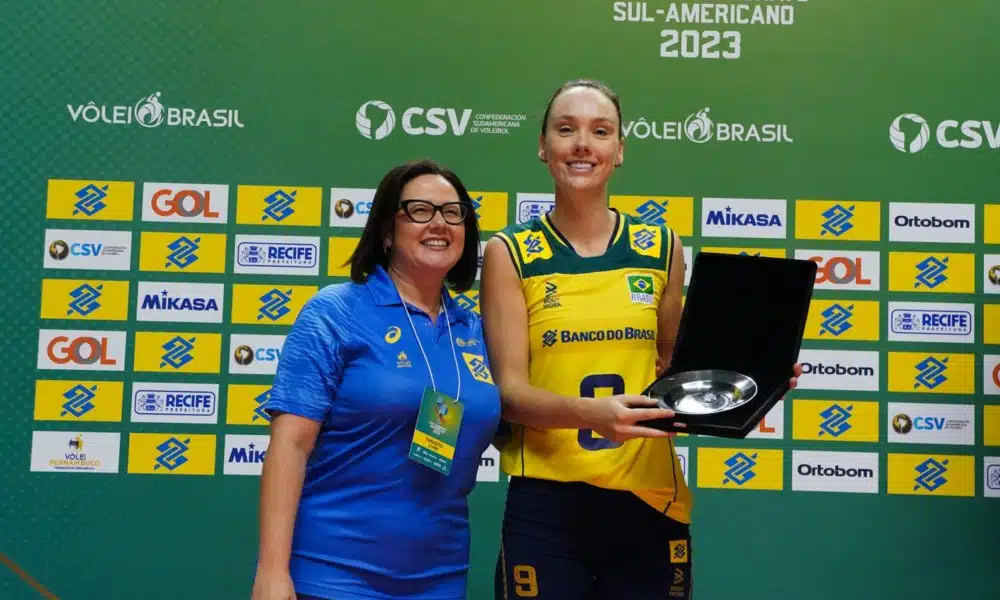 Roberta Ratzke recebendo o prêmio de melhor levantadora do Campeonato Sul-Americano de vôlei feminino 2023