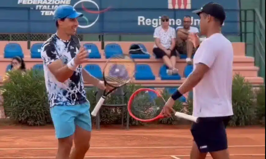 Na imagem, Fernando Romboli comemorando a vitória com Macelo Zormann.