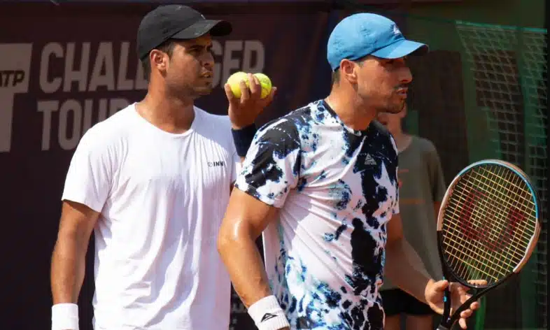 Na imagem, Fernando Romboli e Marcelo Zormann ajustando detalhes antes do saque. Challenger de Santiago