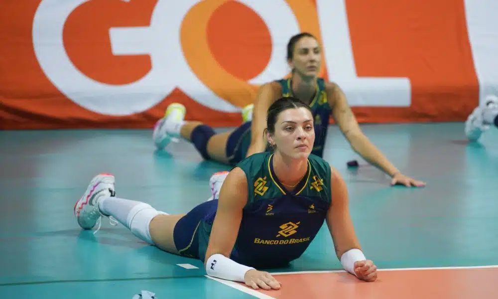 Rosamaria na última sessão de treino antes da Sul-Americano de vôlei feminino