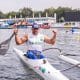 Na imagem, Fernando Rufino mostrando sua força com a canoa polinésia.