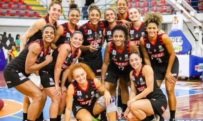 Na imagem, time do SESI Araraquara comemorando a vitória.