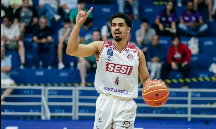 Na imagem, armador do SESI Franca indicando a jogada que seria feita.