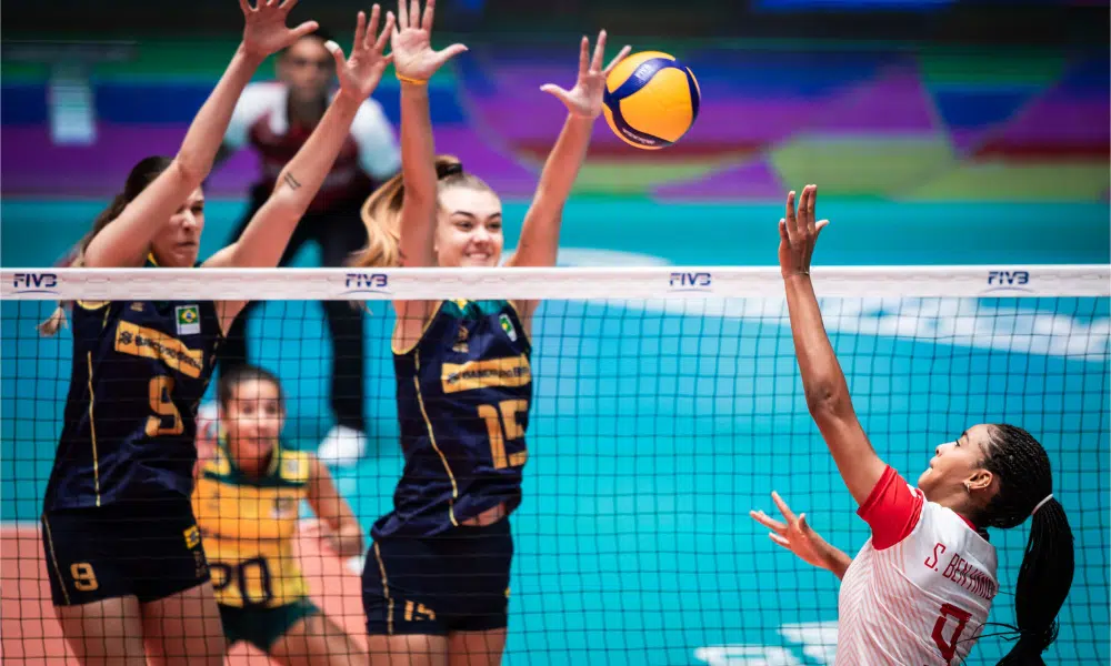 Atletas da Seleção feminina de vôlei sub-21 do Brasil bloqueiam jogadora da Tunísia no Mundial Sub-21 de vôlei feminino