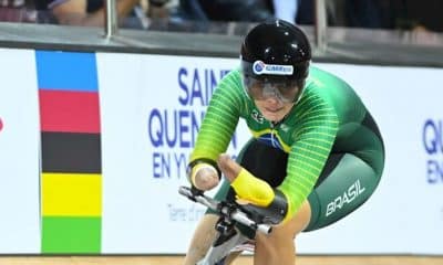 Na imagem, Sabrina Custódia pedalando na curva.