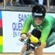 Na imagem, Sabrina Custódia pedalando na curva.