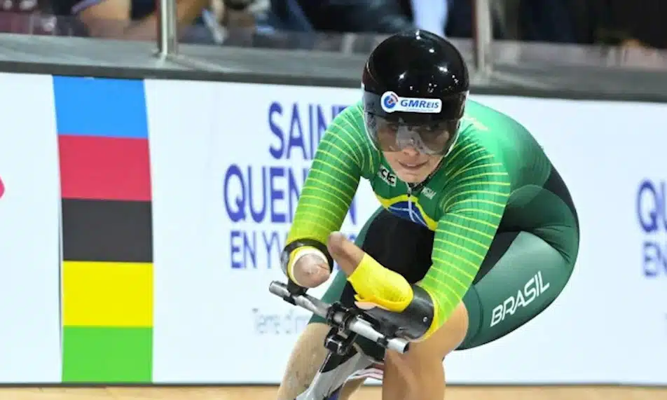 Na imagem, Sabrina Custódia pedalando na curva.
