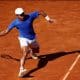 Na imagem, Pedro Sakamoto rebatendo a bolinha na quadra de saibro. Jogo do Challenger de Temuco