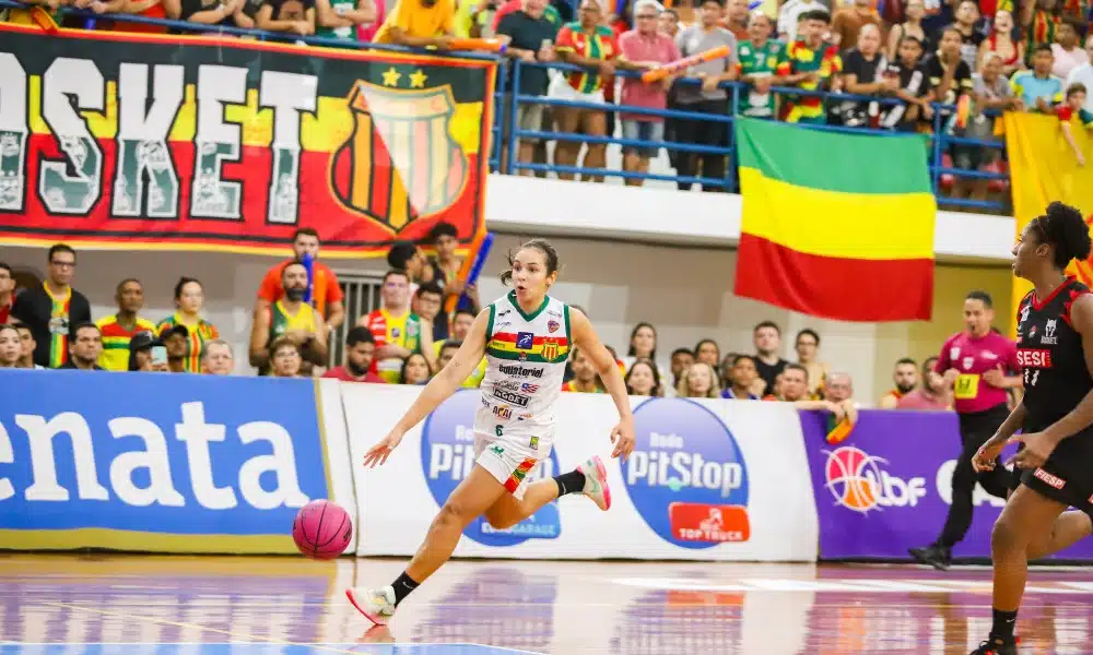 Tainá Paixão, do Sampaio Basquete, parte para cesta no jogo 4 das Finais da LBF contra o Sesi Araraquara