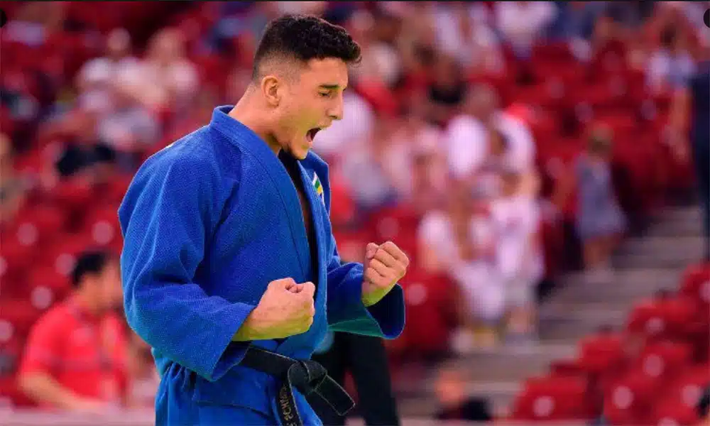 Na imagem, Guilherme Schimidt vibrando após vitória.