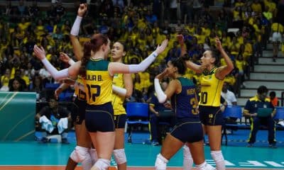 Jogadoras do Brasil vibram com ponto com ginásio Geraldão lotado na estreia do Sul-Americano de vôlei feminino