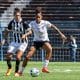 Na imagem, jogadoras do Santos e Corinthians, que protagonizarão uma das semifinais.