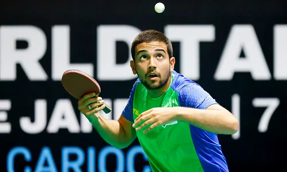 Na imagem, Guilherme Teodoro no movimento de saque.