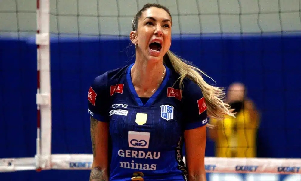 Thaisa Daher vibra após ponto feito pelo minas