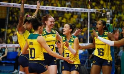 Thaisa, Roberta, Kisy, Gabi, Julia Bergmann e Nyeme vibram com ponto no jogo Brasil e Argentina