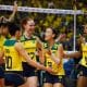 Thaisa, Roberta, Kisy, Gabi, Julia Bergmann e Nyeme vibram com ponto no jogo Brasil e Argentina