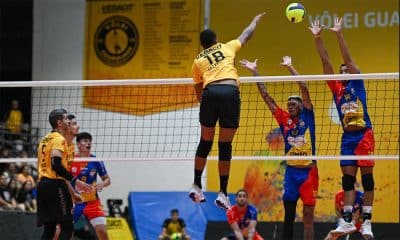 Na imagem, jogador do Vedacit Guarulhos no movimento de ataque contra São José no Paulista de vôlei masculino