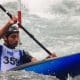 Na imagem, Victor Eduardo Carneiro descendo as corredeiras e passando obstáculos.
