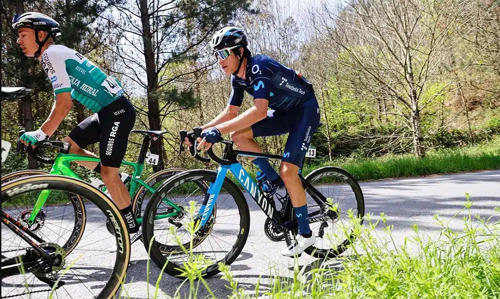 Na imagem, Vinícius Rangel pedalando no pelotão.