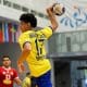 Wesley, camisa 17 do Brasil, salta para finalizar com a mão direita no jogo contra o Irã pelo Mundial Sub-19 de Handebol masculino