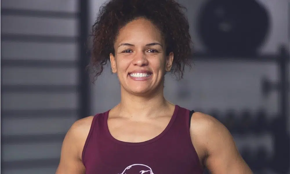 Aline Silva, do wrestling, posa para foto. Ela é fundadora do Mempodera