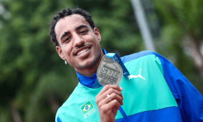 Almir Cunha posa para foto com medalha do Sul-Americano de Atletismo. Atleta focado no Mundial de Atletismo e nos Jogos Olímpicos Paris-2024