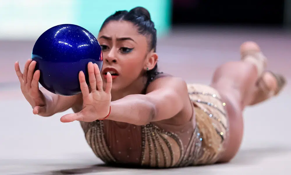 Babi Domingos se apresenta com a bola no Mundial de ginástica rítmica
