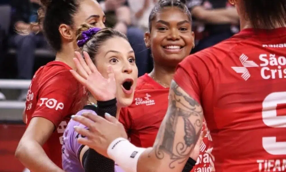 Camila Brait comemora ponto do Osasco no Campeonato Paulista com suas colegas de equipe