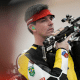 Cassio Rippel segura sua carabina preparando-se para prova no Mundial de tiro esportivo