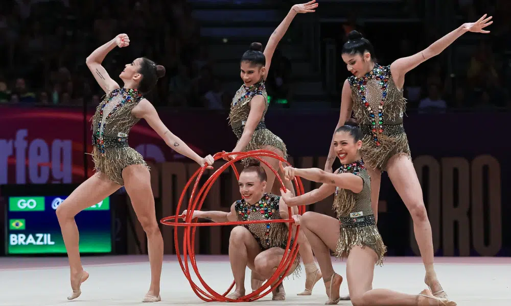 conjunto do Brasil no arco no Mundial de ginástica rítmica