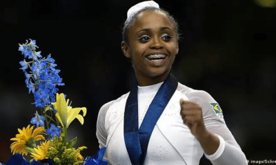 Daiane dos Santos no pódio do Mundial de ginástica artística de 2003 com seu ouro no peito