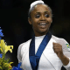 Daiane dos Santos no pódio do Mundial de ginástica artística de 2003 com seu ouro no peito