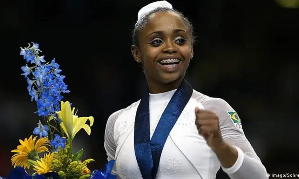 Daiane dos Santos no pódio do Mundial de ginástica artística de 2003 com seu ouro no peito