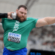Darlan Romani posiciona o peso no ombro antes de arremesso no Mundial de atletismo em budapeste