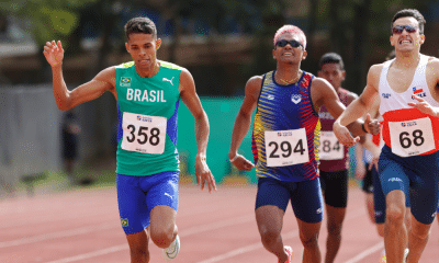 Eduardo Ribeiro correndo no meio do pelotão. Ele veste bermuda azul e camiseta verde. Ele não passou de fase no Mundial de atletismo