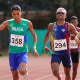Eduardo Ribeiro correndo no meio do pelotão. Ele veste bermuda azul e camiseta verde. Ele não passou de fase no Mundial de atletismo